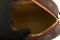0644. Louis Vuitton Boite Chapeau Monogram Canvas, Gold Hardware11