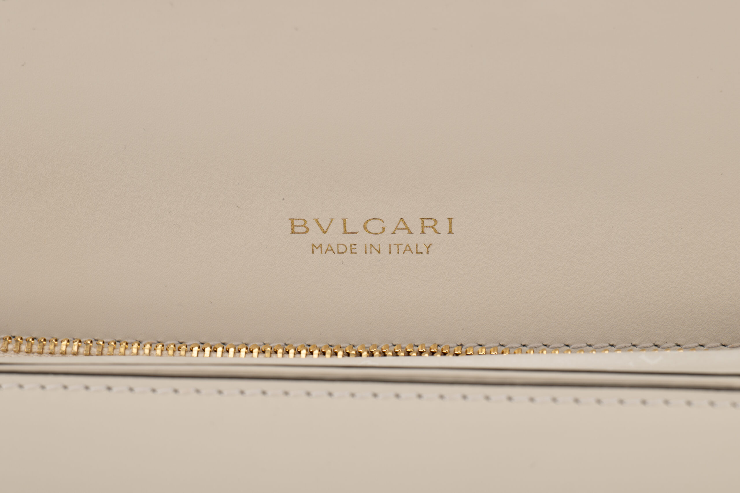 0667. Bvlgari Serpenti Forever Chain Handbag Off-white Leather, Silver Hardware17