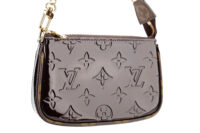 0835. Louis Vuitton Mini Pochette Accessoires bag Monogram Vernis Leather, Gold Hardware5