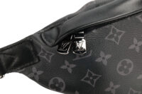 0964. Louis Vuitton Discovery PM Bumbag, Silver hardware5