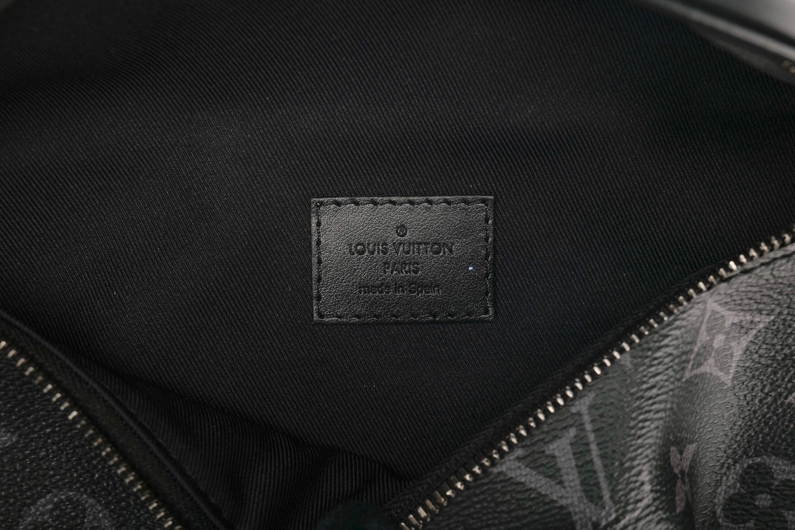 0964. Louis Vuitton Discovery PM Bumbag, Silver hardware9