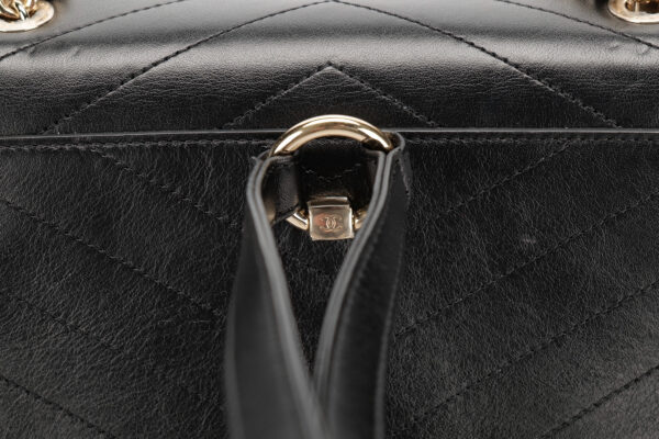 Chanel Coco Chevron Smooth Black Leather Chain Drawstring  display picture 1