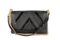 1002 Chanel Boy Chevron Black bag, Gold Hardware_4